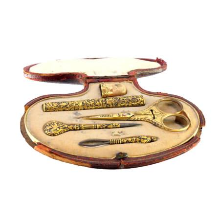 Estojo de costura em ouro com cinco peças, furador, dedal, agulheiro, tesoura, e agulha com estojo original com uso.